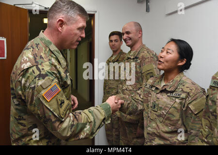 Stati Uniti Esercito il Mag. Gen. Joseph Harrington, Comandante generale degli Stati Uniti Army Africa riconosce 1Lt. Elizabeth Kim per le straordinarie prestazioni in qualità di ufficiale responsabile della salute ambientale presso il Camp Lemonnier, Gibuti, Marzo 22, 2017. Harrington la visita ha incluso la possibilità di incontrare con Camp Lemonnier e Combined Joint Task Force-Horn dell Africa leadership, come pure riconoscono numerosi soldati distribuiti identificati come esecutori superiore mentre si serve del Corno d Africa. (U.S. Air National Guard foto di Master Sgt. Paul Gorman) Foto Stock