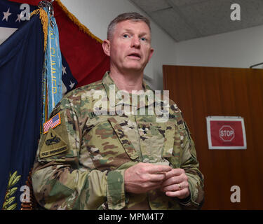 Stati Uniti Esercito il Mag. Gen. Joseph Harrington, Comandante generale degli Stati Uniti Army Africa (USARAF) indirizzi di fanteria e gli affari civili soldati assegnati a Combined Joint Task Force-Horn dell Africa a Camp Lemonnier, Gibuti, Marzo 22, 2017. USARAF fornisce il comando della missione e impiega le forze per impostare il teatro, il comportamento delle forze di sicurezza, di assistenza e di fornire il supporto al giunto e i suoi partner internazionali al fine di raggiungere gli Stati Uniti Africa teatro comando piano di campagna obiettivi. (U.S. Air National Guard foto di Master Sgt. Paul Gorman) Foto Stock