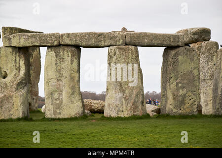 Vista del cerchio di sarsen trilithon pietre dalla avenue stonehenge Wiltshire, Inghilterra Regno Unito Foto Stock