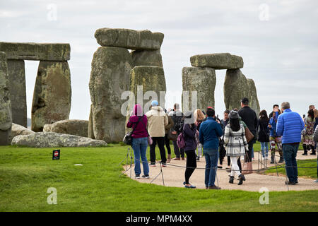 La gente a piedi il percorso di accesso a Stonehenge Wiltshire, Inghilterra Regno Unito Foto Stock