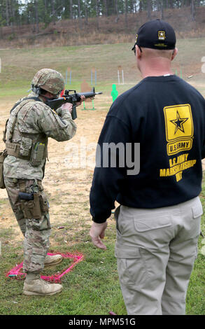 Un soldato con la precisione di tiro dell'esercito tempi di unità e supervisiona un concorrente durante un'azione-gara di tiro, che era parte del 2017 U.S. Esercito piccole armi campionato "esercito di tutti". L'Esercito di tutto il campionato è stato ospitato dal governo degli STATI UNITI Esercito di unità di precisione di tiro a Fort Benning, Ga., e aperto a tutti i componenti dell'esercito: Active Duty, Guardia nazionale, Riserva e ROTC. (U.S. Foto dell'esercito da Michelle Lunato/rilasciato) Foto Stock