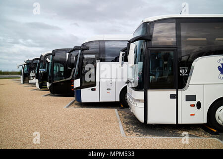 Coda di bus tour nel parco auto in Stonehenge Wiltshire, Inghilterra Regno Unito Foto Stock