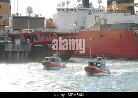 Due equipaggi a bordo di 25 piedi Response-Boat Smalls (RB-S) del Maritime Safety and Security Team 91101 partono dalla stazione della Guardia Costiera di Seattle per condurre una cerimonia di posa di ghirlande in mare vicino a Vashon Island il 25 marzo 2017, in onore del sottufficiale di terza classe Ronald Gill Jr., morto nel 2007 dopo essere stato espulso da una RB-S durante un'operazione di scorta del traghetto dello Stato di Washington. Le navi sono progettate per missioni di risposta rapida e di sicurezza marittima, gestite dalla Guardia Costiera degli Stati Uniti. Foto Stock