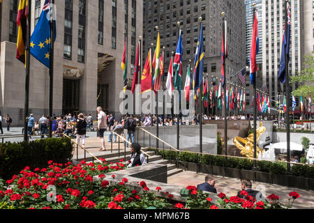 Le bandiere della nazione, Rockefeller Center di New York City, Stati Uniti d'America Foto Stock