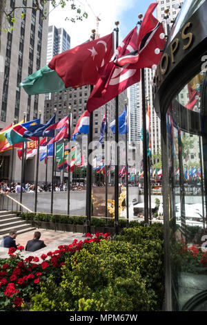 Le bandiere della nazione, Rockefeller Center di New York City, Stati Uniti d'America Foto Stock