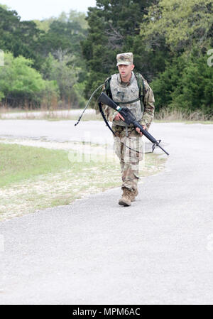 La riserva di esercito Sgt. Christopher Mosè, Eugene, Oreg. native e praticare il sergente con Charlie Company, 3-378th, 95th Training Division (EntryTraining iniziale), raggiunge il punto intermedio di un 10k road marzo durante il training 108th comando (IET) 2017 trapanare il sergente dell'anno di competizione a Camp Bullis, Texas, Marzo 19-24, 2017. Mosè ha vinto il trapano sergente dell'anno titolo per il 108th TC (IET) alla fine della estenuante sei giorni di concorrenza e rappresenteranno gli Stati Uniti La riserva di esercito presso la formazione e la dottrina che il comando trapanare il sergente dell'anno di competizione entro la fine di quest'anno. Mosè aveva detto di essere un Citi Foto Stock