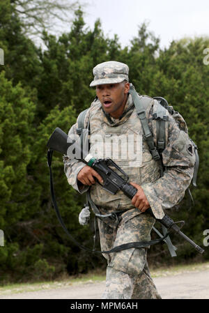 La riserva di esercito di Spc. Michael Parrish Jr., a Pietroburgo, Virg. native e specialista risorse umane con Alfa Company, 2-319th, 104th Training Division (LT), termina la sua 10k road marzo durante il training 108th comando (IET) guerriero migliore concorrenza a Camp Bullis, Texas, Marzo 19-24, 2017. Parrish ha conquistato il titolo di 2017 soldato dell'anno per il 104th Training Division (LT). (U.S. La riserva di esercito foto di magg. Michelle Lunato). Foto Stock