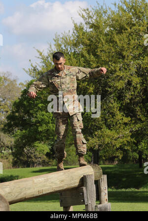 La riserva di esercito Sgt. Christopher Mosè, Eugene, Oreg. native e praticare il sergente con Charlie Company, 3-378th, 95th Training Division (EntryTraining iniziale), naviga un ostacolo durante la formazione 108th comando (IET) praticare il sergente dell'anno di competizione a Camp Bullis, Texas, Marzo 19-24, 2017. Mosè ha vinto il trapano sergente dell'anno titolo per il 108th TC (IET) alla fine della estenuante sei giorni di concorrenza e rappresenteranno gli Stati Uniti La riserva di esercito presso la formazione e la dottrina che il comando trapanare il sergente dell'anno di competizione entro la fine di quest'anno. Mosè aveva detto di essere un Citizen-Soldier gli consente di Foto Stock