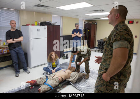 Associa dalla Defense Advanced Research Projects Agency (DARPA) frequentano una breve di aiutare un ferito durante una visita a Camp Lejeune di parlare con gli Stati Uniti Marines e discutere di possibili progressi tecnologici per la Marine Corps, Marzo 21, 2017. DARPA ha la missione di rendere pivotal investimenti in tecnologie innovative per la sicurezza nazionale. (U.S. Marine Corps photo by Lance Cpl. Careaf L. Henson.) Foto Stock