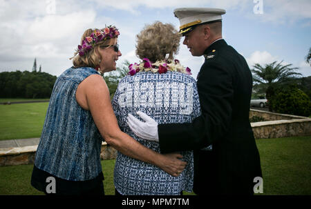 Heather Kaio, Debbie Hazelbaker e Col. Christopher D. Patton, il comandante della Marina Gruppo di aeromobili 24, attendere per elicotteri da MAG-24 per condurre un uomo mancante formazione durante la cerimonia di commemorazione per pensionati Marine Col. Vincil W. Hazelbaker, all'Hawaiian Memorial Park Cemetery il 24 marzo 2017. L'uomo mancante formazione è un'antenna salutate eseguite durante un flypast di aereo a un evento commemorativo, tipicamente in memoria di un caduto pilota. Hazelbaker era un aviatore marino che ha servito nei militari per 34 anni. Durante il suo servizio, ha volato più di 680 missioni di combattimento e orecchio Foto Stock