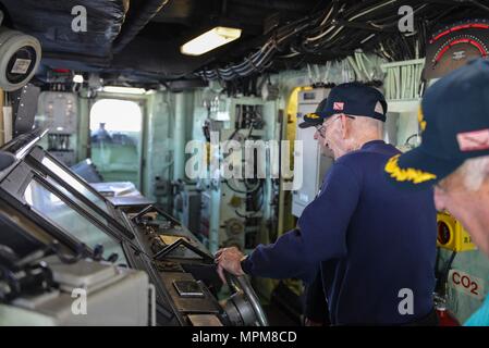 MAYPORT, Fla. (24 marzo 2017) - in pensione della Cmdr. Henry Dronzeck (sinistra) e i pensionati Capt. John Meserve (destra) tour il ponte dell'assalto anfibio nave USS Iwo Jima (LHD 7). Dronzeck servita come la nave del segretario e gestore della nave di USS Iwo Jima (LPH-2) da 1963-1966 mentre Meserve è servita come delegato di Iwo Jima da 1984-1987. (U.S. Foto di Marina di Massa Specialista comunicazione marinaio Daniel C. Coxwest/rilasciato) Foto Stock