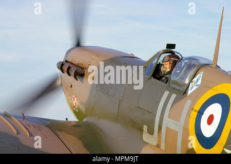 Il Supermarine Spitfire V della storica collezione di Aeromobili in rullaggio con pilota nel cockpit guardando fuori. Marcature polacco la Seconda Guerra Mondiale da combattimento aereo Foto Stock