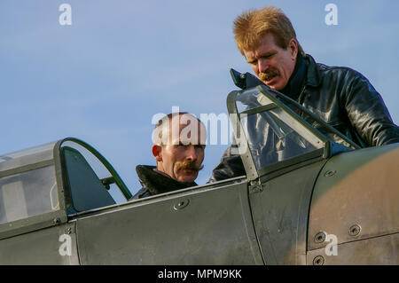 Pilota Flt tenente Charlie Brown in aereo da caccia Hawker Hurricane della seconda guerra mondiale, con Howard Cook della Historic Aircraft Collection Foto Stock