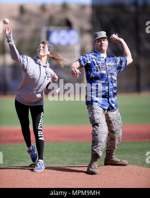 Generale di brigata Stephen Williams, comandante dei cadetti, e sua figlia Ashley getta il primo passo dell'U.S. Air Force Academy falchi ha ospitato la Creighton Bluejays presso l'Accademia del campo di Falcon a Colorado Springs, Colo., 8 marzo 2017. I falchi sconfitti Creighton, 12-9 in questo primo gioco di una doppia testata. (Foto di Mike Kaplan) (rilasciato) Foto Stock