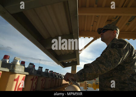 Tech. Sgt. John Muldoon, NCO in carica della formazione, opera il carburante e interruttori di accensione per controllare le fonti di incendio durante un aeromobile live fire esercizio 23 marzo 2017, presso la Base Aerea Militare di Nellis Nev. Muldoon comunicati con la scena istruttore per garantire gli obiettivi di formazione sono state soddisfatte. (U.S. Air Force foto/Airman 1. Classe James Thompson) Foto Stock