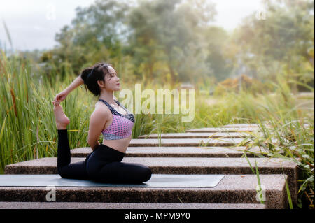 Ragazza di yoga al mattino tempo rafforzare la concentrazione della pelle, la salute e la buona salute è un buon esercizio Foto Stock