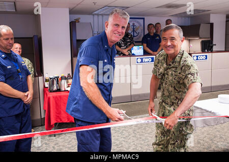 28 Marzo 2017 - ADM. Harry Harris, USN, Comandante U.S. Pacifico Comando e Adm posteriore. Keith Smith, USCG, Direttore del giunto interagenzie Task Force West (JIATF West), tagliare nastri cerimoniali per la dedicazione di JIATF West è di nuovo contro il narcotraffico Centro Operazioni a Camp H.M. Smith. (DoD foto da Shawn Parrish/rilasciato) Foto Stock