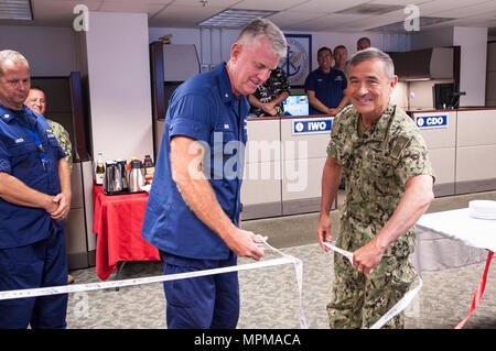 28 Marzo 2017 - ADM. Harry Harris, USN, Comandante U.S. Pacifico Comando e Adm posteriore. Keith Smith, USCG, Direttore del giunto interagenzie Task Force West (JIATF West), tagliare nastri cerimoniali per la dedicazione di JIATF West è di nuovo contro il narcotraffico Centro Operazioni a Camp H.M. Smith. (DoD foto da Shawn Parrish/rilasciato) Foto Stock