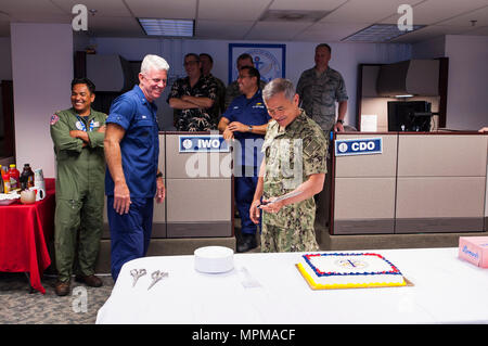 28 Marzo 2017 - ADM. Harry Harris, USN, Comandante U.S. Pacifico Comando e Adm posteriore. Keith Smith, USCG, Direttore del giunto interagenzie Task Force West (JIATF West), tagliare la torta presso la dedizione di JIATF West è di nuovo contro il narcotraffico Centro Operazioni a Camp H.M. Smith. (DoD foto da Shawn Parrish/rilasciato) Foto Stock