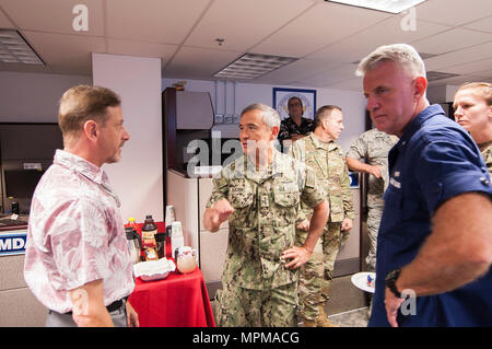 28 Marzo 2017 - ADM. Harry Harris, USN, Comandante U.S. Pacifico Comando e Adm posteriore. Keith Smith, USCG, Direttore del giunto interagenzie Task Force West (JIATF West), a parlare con i membri del personale Brant Kitrell, Interfaccia comune preposto al controllo e alla dedizione di JIATF West è di nuovo contro il narcotraffico Centro Operazioni a Camp H.M. Smith. (DoD foto da Shawn Parrish/rilasciato) Foto Stock