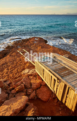 Tradizionale boathouse sul mare vicino Cala Saona con isolotto es Vedrá e isola di Ibiza a distanza da Formentera (Isole Baleari, Spagna) Foto Stock