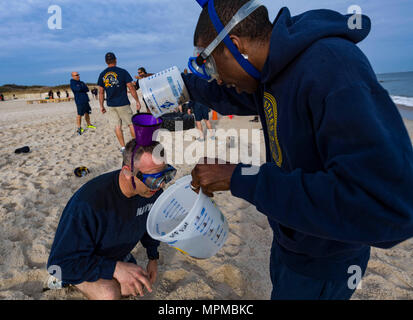 170328-N-EO381-007 Virginia Beach, Va. (28 marzo 2017) Capo Sottufficiali partecipare alla ottava edizione del Chief Petty Officer celebrazione di compleanno Goatlocker sfida a bordo comune Base Expeditionary poco Creek-Fort Storia. Il Goatlocker Challenge è stato tenuto in onore del 124compleanno del Chief Petty Officer. (U.S. Foto di Marina di Massa lo specialista di comunicazione di terza classe Casey J. Hopkins) Foto Stock