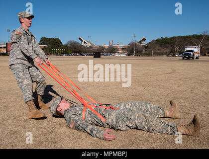 Due Università di Clemson riserva degli ufficiali di corpi di formazione pratica cadetti di un combattimento imbracatura tecnica di trasporto durante una comunicazione alla comunità l'evento di formazione sul campus di Clemson, 16 marzo 2017. (U.S. La riserva di esercito di foto dal personale Sgt. Ken Scar) Foto Stock