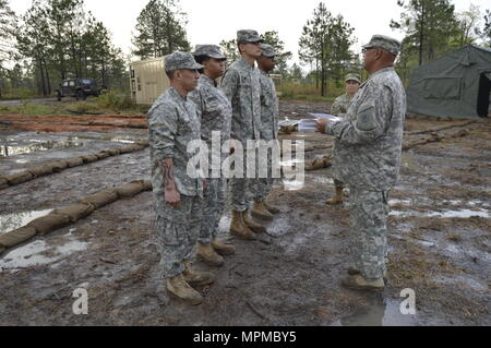 1002Nd Quartermaster Company negli Stati Uniti Esercito personale di riserva Sgt. Richard Canales mutandine il suo team di specialisti culinarie durante le finali di Philip A. Connelly la cottura di concorso a Fort Polk, Louisiana, Marzo 25, 2017. Durante la Philip A. Connelly Programma, U.S. La riserva di esercito di partner con il National Restaurant Association per dare il cibo nel personale di assistenza la possibilità di dimostrare la loro capacità di combattere e di prontezza e di gareggiare per il riconoscimento. (U.S. La riserva di esercito foto di Master Sgt. Dave Thompson) Foto Stock