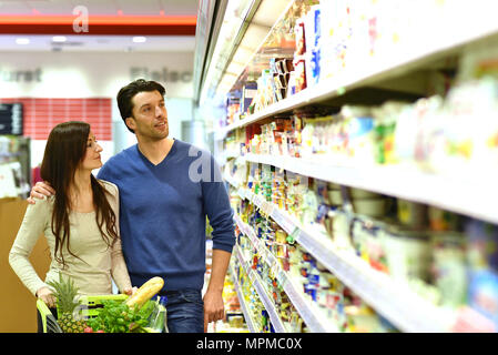 Giovane coppia fortunata shopping per il cibo fresco nel supermercato - lifestyle Foto Stock