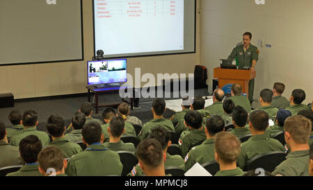 Oltre 100 membri del Royal Thai Air Force (RTAF), Repubblica di Singapore Air force (RSAF) e U.S. Air Force (USAF) partecipano a un briefing di massa per una grande forza di occupazione (LFE) esercizio per far fronte Tiger 17 a Korat Royal Thai Air Force Base in Thailandia, 29 marzo 2017. In media oltre 50 velivoli dalle tre nazioni lavorano insieme nell'aria, sotto il combattimento simulato stressors allo stesso tempo durante il LFEs. L'annuale multilaterale di esercizio, che comporta un totale di 76 aeromobili e 43 la difesa aerea attivi, è finalizzata a migliorare combinati combat readiness e interoperabilità betwee Foto Stock