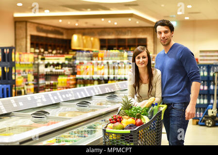 Giovane coppia fortunata shopping per il cibo fresco nel supermercato - lifestyle Foto Stock