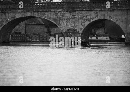 I rematori dalla Oxford University donna Boat Club in pausa la Shillingford Bridge, durante una pratica a Wallingford Rowing Club, Regno Unito, 23 marzo 2017. La prassi del team che lavorano insieme in perfetta sincronizzazione e perfettamente seguendo i comandi del timoniere. (U.S. Air Force foto di Tech. Sgt. Jarad A. Denton/rilasciato) Foto Stock