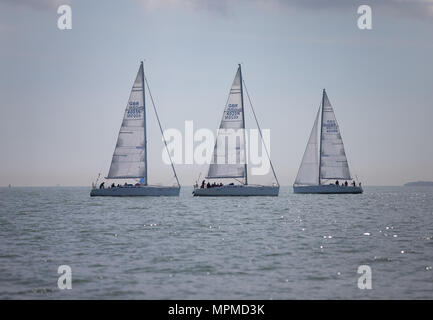 Una flotta di barche in treno Il Solent off l'Isola di Wight Foto Stock