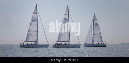 Una flotta di barche in treno Il Solent off l'Isola di Wight Foto Stock