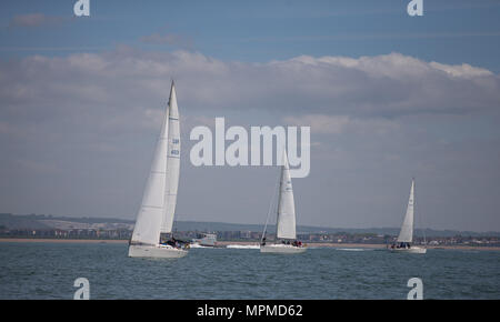 Una flotta di barche in treno Il Solent off l'Isola di Wight Foto Stock