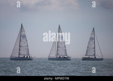 Una flotta di barche in treno Il Solent off l'Isola di Wight Foto Stock