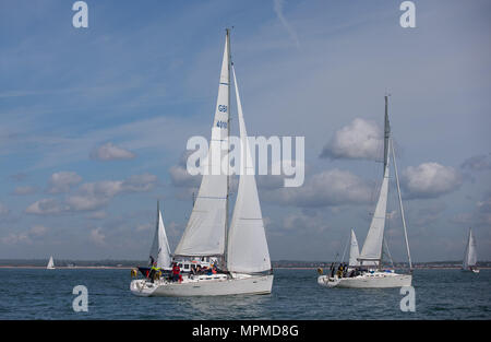 Una flotta di barche in treno Il Solent off l'Isola di Wight Foto Stock