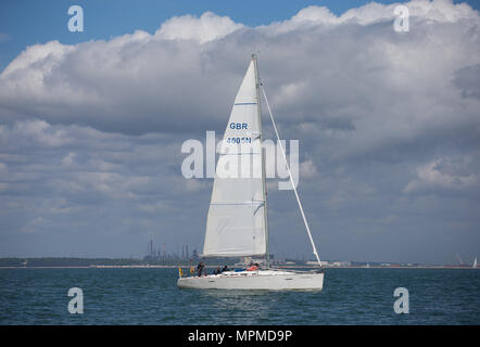 Una flotta di barche in treno Il Solent off l'Isola di Wight Foto Stock