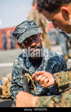 COLOMBO, Sri Lanka (28 marzo 2017) UN U.S. Marine con l'undicesimo Marine Expeditionary Unit (MEU), spiega la corretta manipolazione del M4 service fucile per una dello Sri Lanka Marine armi durante il processo di familiarizzazione delle competenze presso il porto di Colombo come parte di un teatro la cooperazione in materia di sicurezza innesto, Marzo 28. Nell'arco dell'impegno, Marines e marinai con la Makin Island anfibio gruppo pronto/xi MEU, parteciperà a un addestramento militare eventi, condividendo le tattiche e le procedure per la creazione di cameratismo e migliorare la comunicazione e il coordinamento, e lavorare per sviluppare le migliori pratiche tra i par Foto Stock