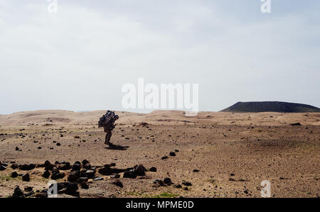 Un soldato di fanteria spiegazzature attraverso una zona isolata vicino a Kandahar, Afghanistan, Marzo 14, 2017. Il soldato era parte di un distacco di sicurezza afghane supporto Tactical Air coordinatori e consulenti dal treno, consulenza, assistenza Command-Air. Come parte del sostegno deciso la missione, TAAC-aria funziona in tandem con le loro controparti afghane per favorire i rapporti di lavoro e fortificare la fiducia nella missione. (U.S. Air Force foto di Senior Airman Giordania Castelan) Foto Stock