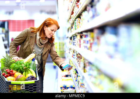 Anziani pretty woman shopping per fresco il cibo sano al supermercato Foto Stock