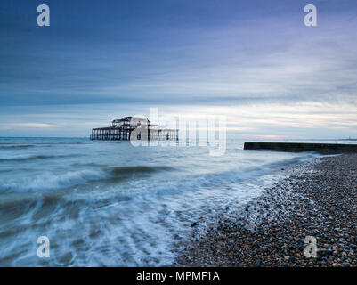 Vista del vecchio molo di Brighton dalla spiaggia di ghiaia Foto Stock