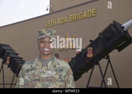 Chief Warrant Officer 2 Kimberly McGee, 35th difesa aerea della brigata di artiglieria accountability officer, si erge con orgoglio davanti la trentacinquesima brigata ADA headquarters building a Osan Air Base, Repubblica di Corea. McGee definisce che cosa significa essere un leader dell'esercito attraverso il suo racconto di ispirazione e di sacrificio. Foto Stock