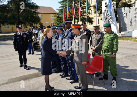 La sig.ra Kelly Degnan, carica' d'affari ad interim U.S. Ambasciate e Consolati in Italia, accoglie studenti multinazionale, durante la visita al centro di eccellenza per la stabilità delle unità di polizia (CoESPU) Vicenza, Italia, Marzo 30, 2017.(STATI UNITI Esercito Foto di Visual Information Specialist Antonio Bedin/rilasciato) Foto Stock