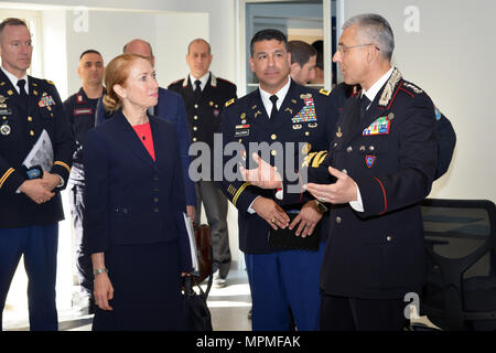 La sig.ra Kelly Degnan, carica' d'affari ad interim U.S. Ambasciate e Consolati in Italia, durante la visita al centro di eccellenza per la stabilità delle unità di polizia (CoESPU) Vicenza, Italia, Marzo 30, 2017.(STATI UNITI Esercito Foto di Visual Information Specialist Antonio Bedin/rilasciato) Foto Stock