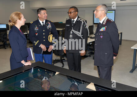 La sig.ra Kelly Degnan, carica' d'affari ad interim U.S. Ambasciate e Consolati in Italia, durante la visita al centro di eccellenza per la stabilità delle unità di polizia (CoESPU) Vicenza, Italia, Marzo 30, 2017.(STATI UNITI Esercito Foto di Visual Information Specialist Antonio Bedin/rilasciato) Foto Stock