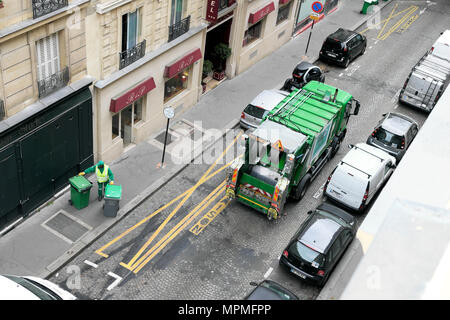 Scomparto di verde per raccolta rifiuti vista di camion su strada guardando verso il basso sulla uomini al lavoro di raccolta rifiuti Rifiuti Rifiuti in Parigi Francia Europa KATHY DEWITT Foto Stock