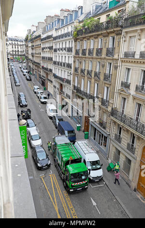 Scomparto di verde per raccolta rifiuti vista di camion su strada guardando verso il basso sulla uomini al lavoro di raccolta rifiuti Rifiuti Rifiuti in Parigi Francia Europa KATHY DEWITT Foto Stock