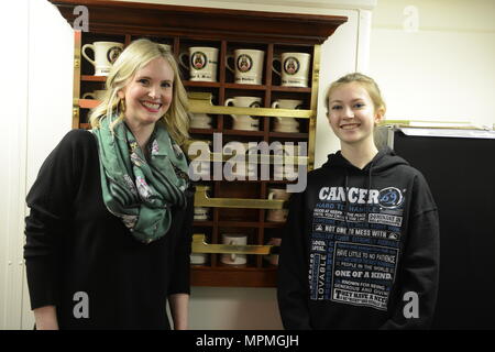 Julie e Eliza Sheehan, entrambi discendenti di Coast Guard hero segnalatore 1. Classe Douglas Munro, hanno le loro foto scattata con il loro ufficiale e personalizzata di ward tazze in camera mentre il turismo il guardacoste Munro a Seattle, 31 marzo 2017. Douglas Munro è la Coast Guard è solo Medal of Honor destinatario. Stati Uniti Coast Guard foto di Sottufficiali di seconda classe Jonathan Klingenberg. Foto Stock