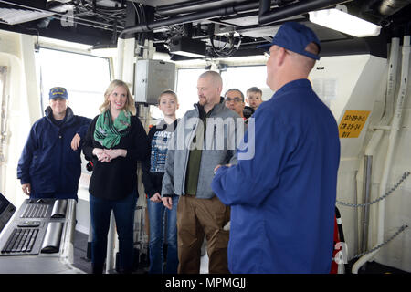 La Sheehan, famiglia che sono discendenti di Coast Guard hero segnalatore 1. Classe Douglas Munro, prendere un tour del 418-piede leggendario-classe di sicurezza nazionale taglierina Munro a Seattle, 31 marzo 2017. Attualmente ci sono 6 la sicurezza nazionale taglierine per la flotta che andrà a sostituire l'invecchiamento 378-piede taglierine. Stati Uniti Coast Guard foto di Sottufficiali di seconda classe Jonathan Klingenberg. Foto Stock